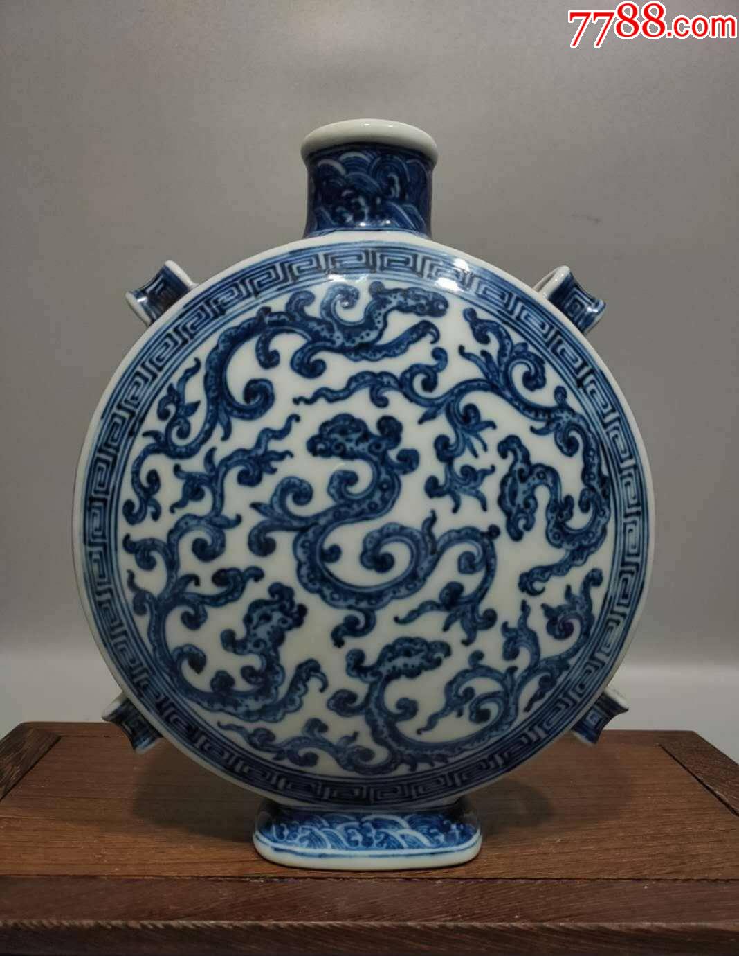 清乾隆官窑青花草龙纹赏瓶