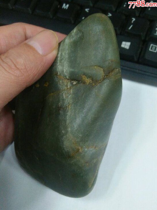 3560和田玉青玉籽料原石403克