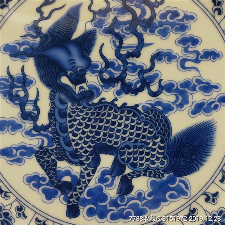 青花麒麟图瓷盘家居书房摆件