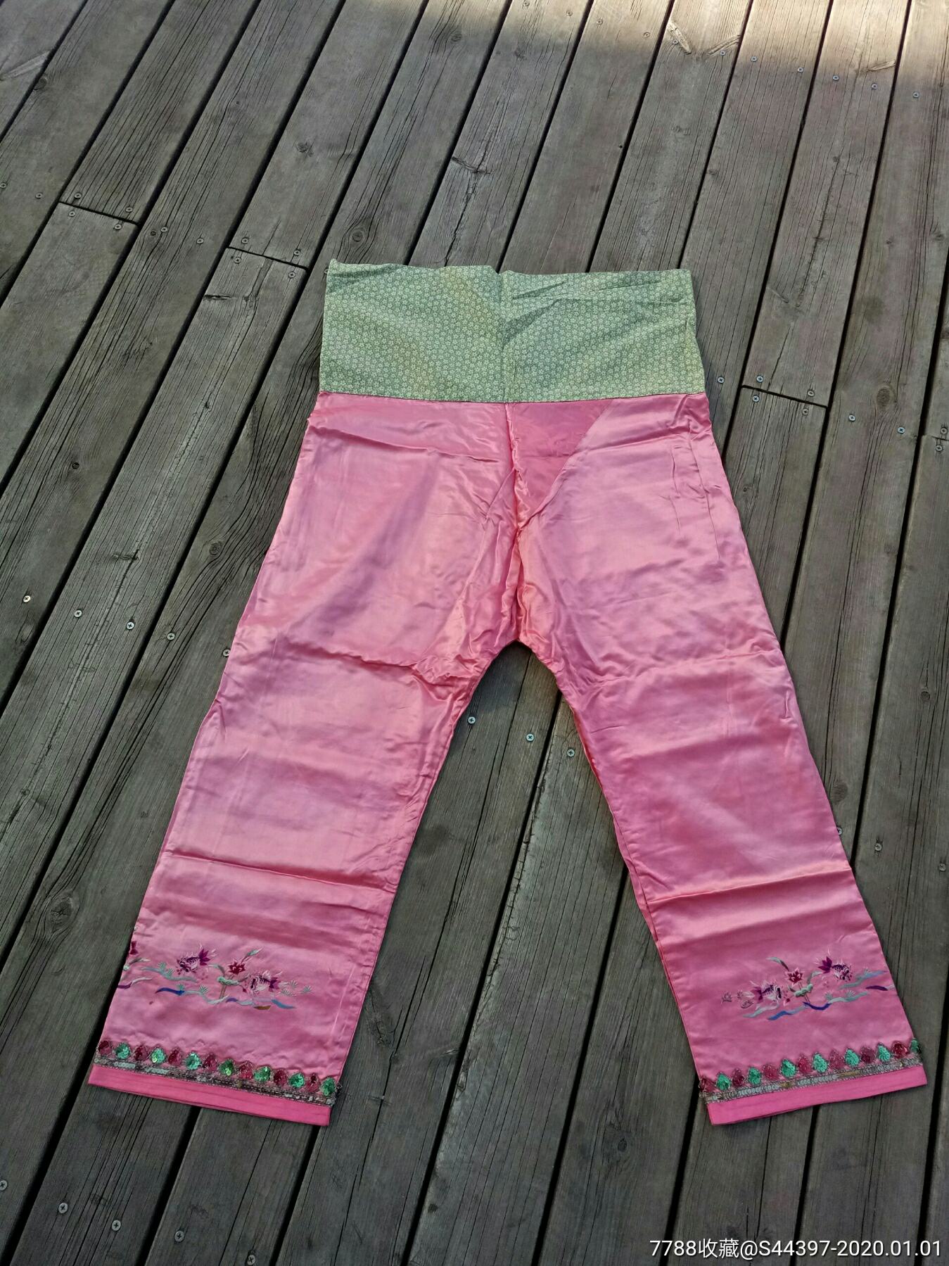 清代年轻女子传的刺绣莲花金鱼纹红丝绸裤子