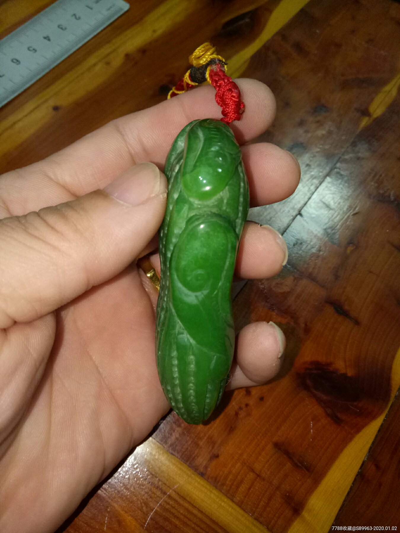 绿色石头手把件