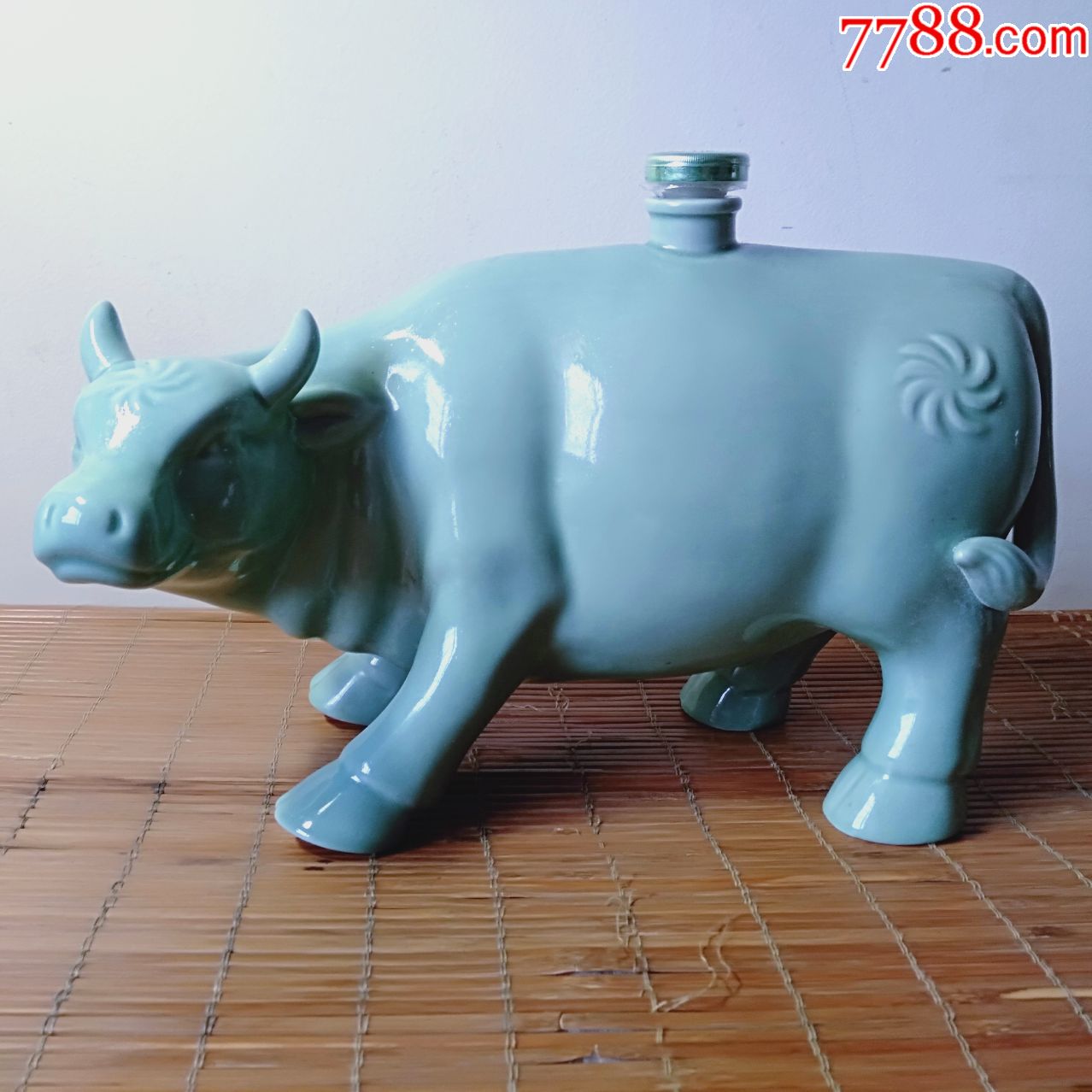 青釉刻画牛形特大酒瓶