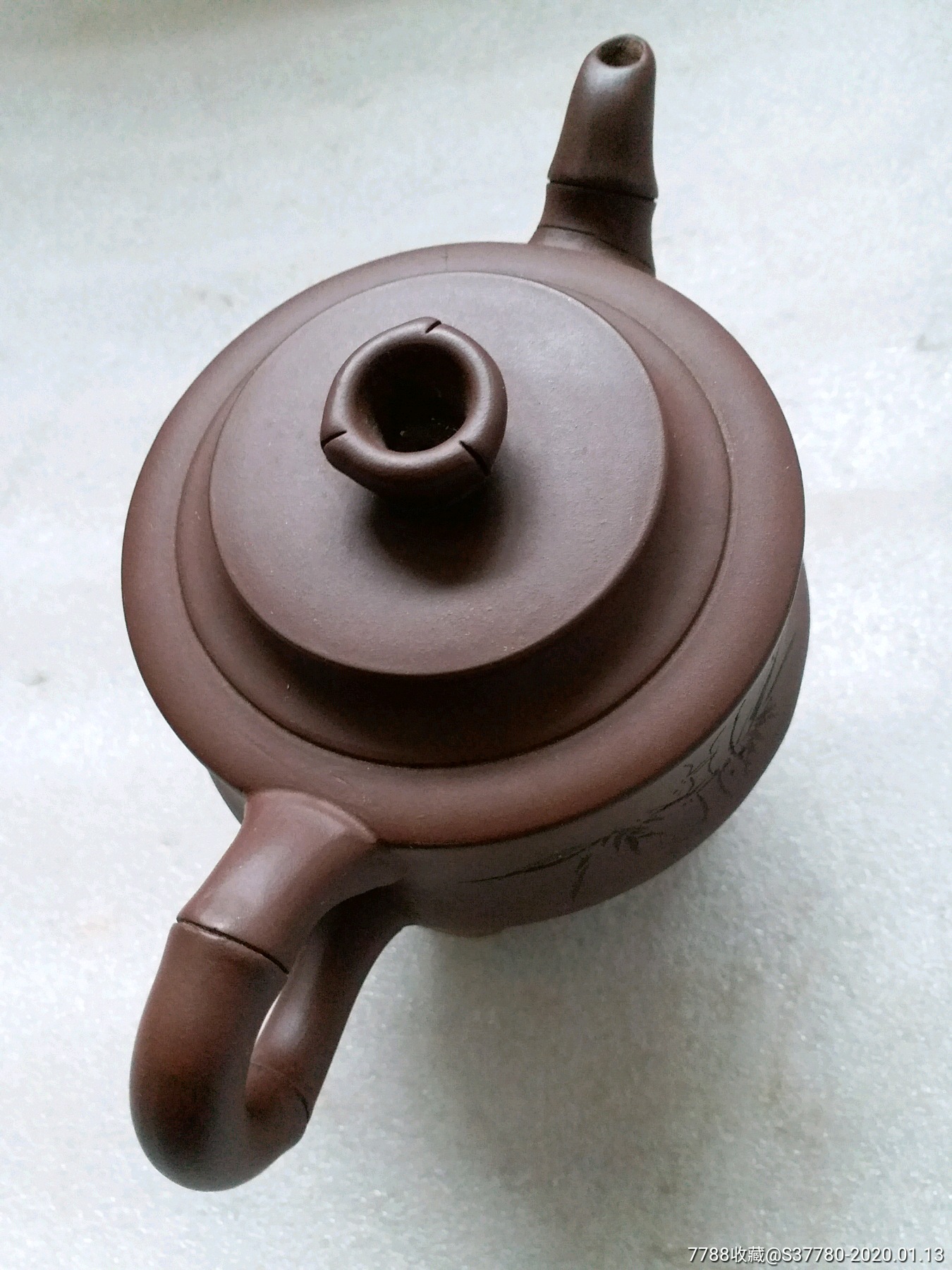 顾氏雕刻紫砂壶有瑕疵