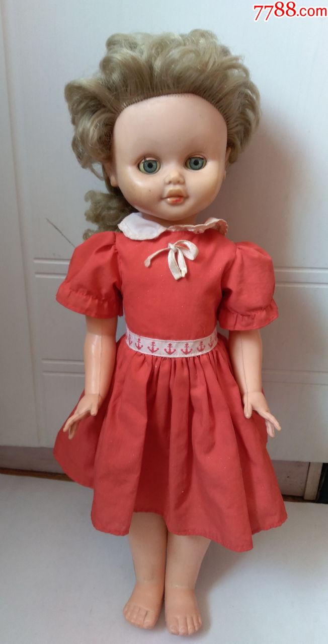 老娃娃,脸部胶皮,其它是塑料的,胳臂设计挺特别(见图),完好