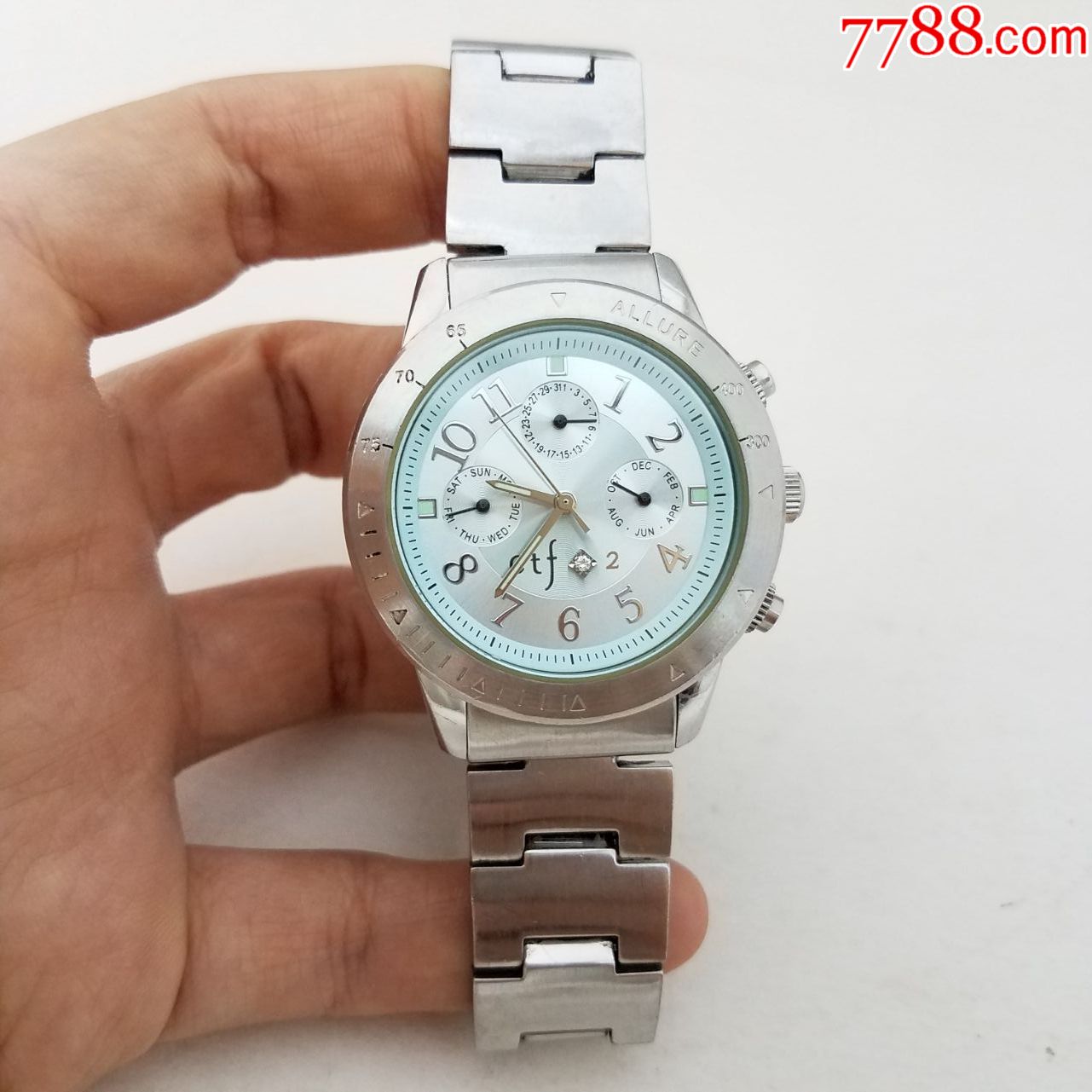 周大福电子女表【漂亮拉丝纹天蓝表盘】【夜光漂亮】【独特6点位闪钻