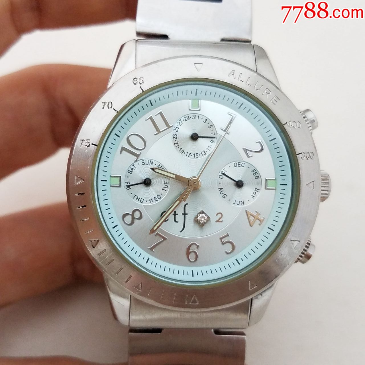 周大福电子女表【漂亮拉丝纹天蓝表盘】【夜光漂亮】【独特6点位闪钻