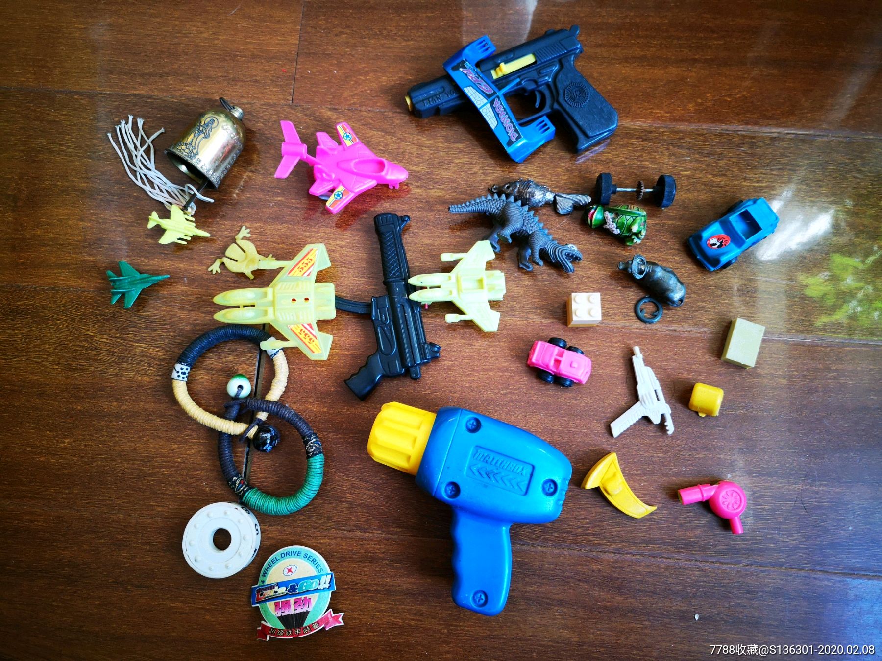 汽车飞机等小玩具一堆,有一个1979火柴盒汽车的配件