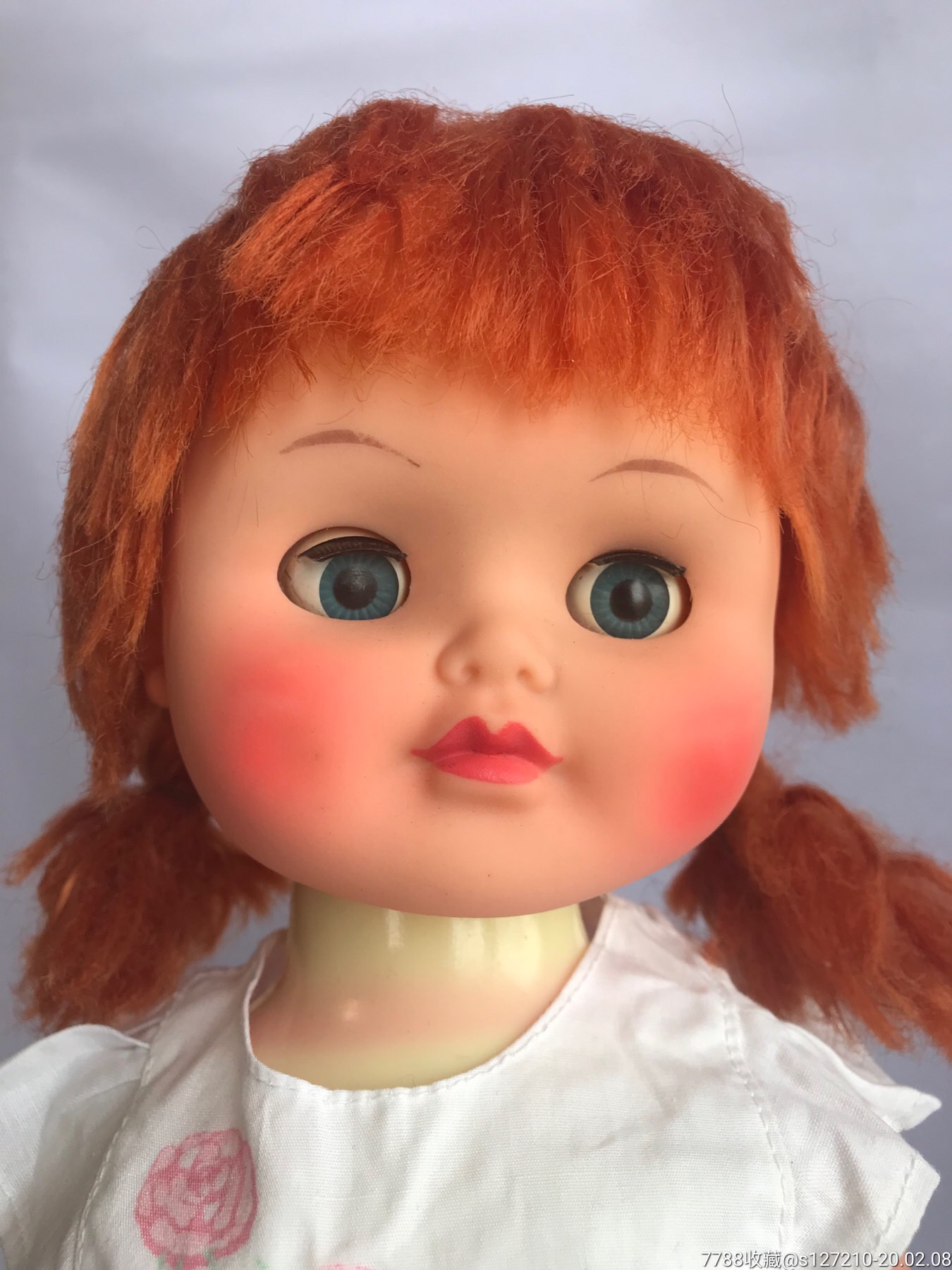 一个娃娃头配件,眨眼非常灵活,不含身体和衣服.