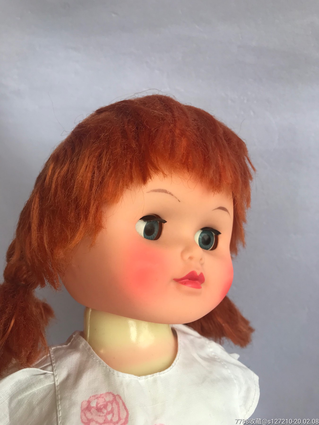 一个娃娃头配件,眨眼非常灵活,不含身体和衣服.