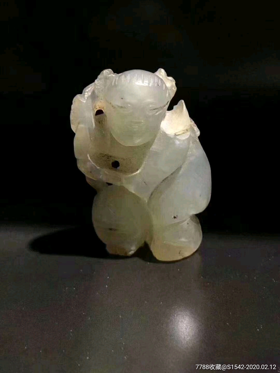 明代,持莲童子玉摆件一件
