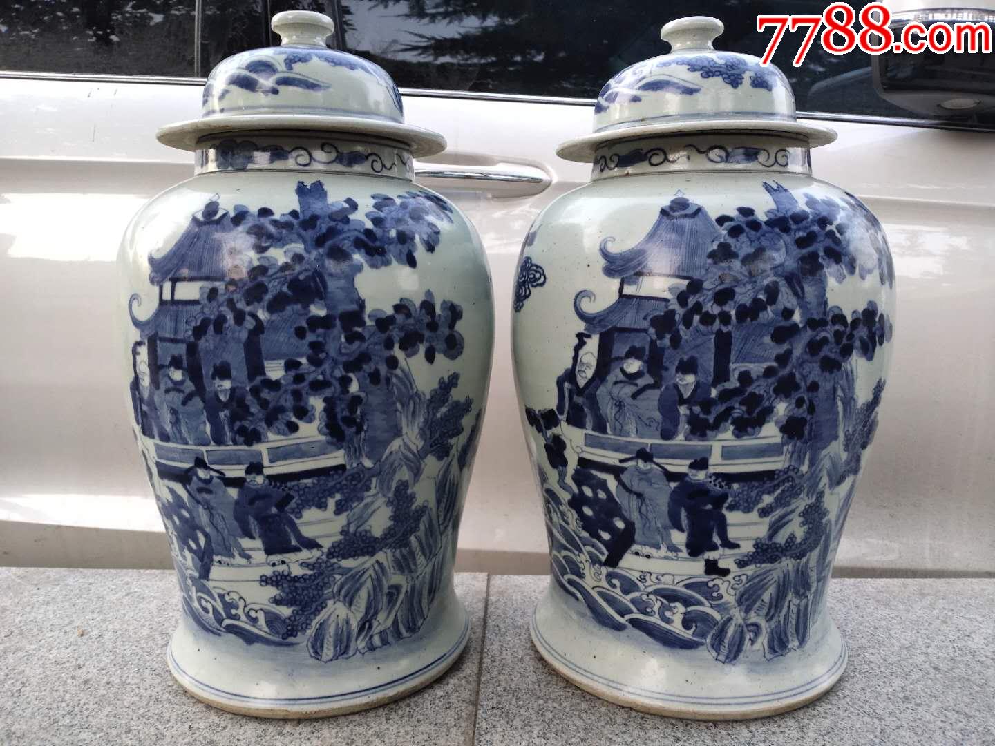 一对品好的青花山水人物将军罐