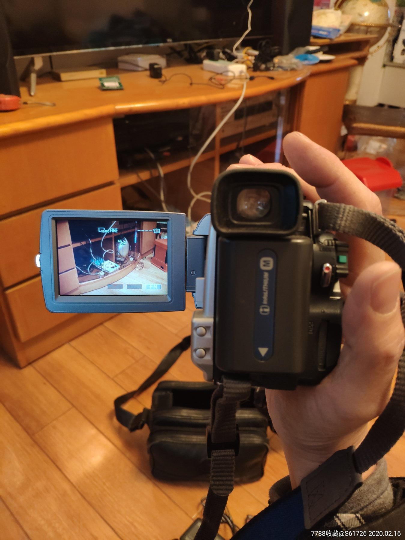 闲置索尼dcr-trv75e经典摄像机.机器无拆无修功能正常.2电一充.