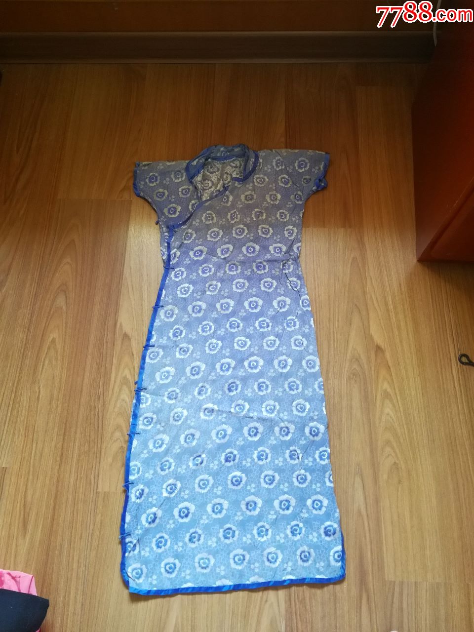 老式软丝绸旗袍