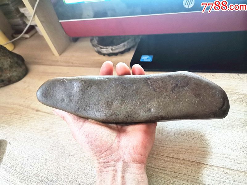 随形长条形镇纸石一块