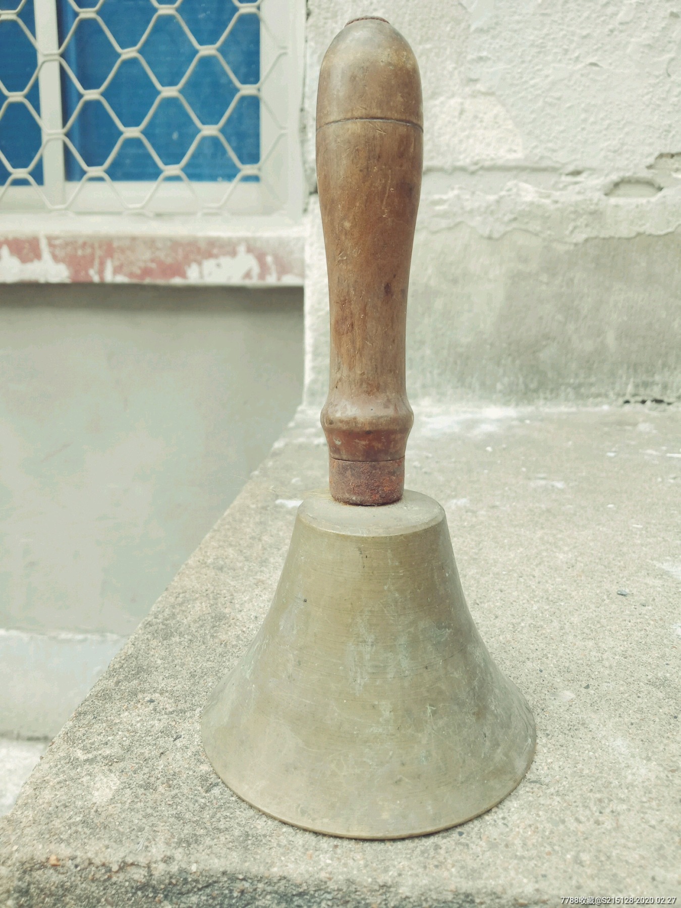 一只手摇黄铜铃铛