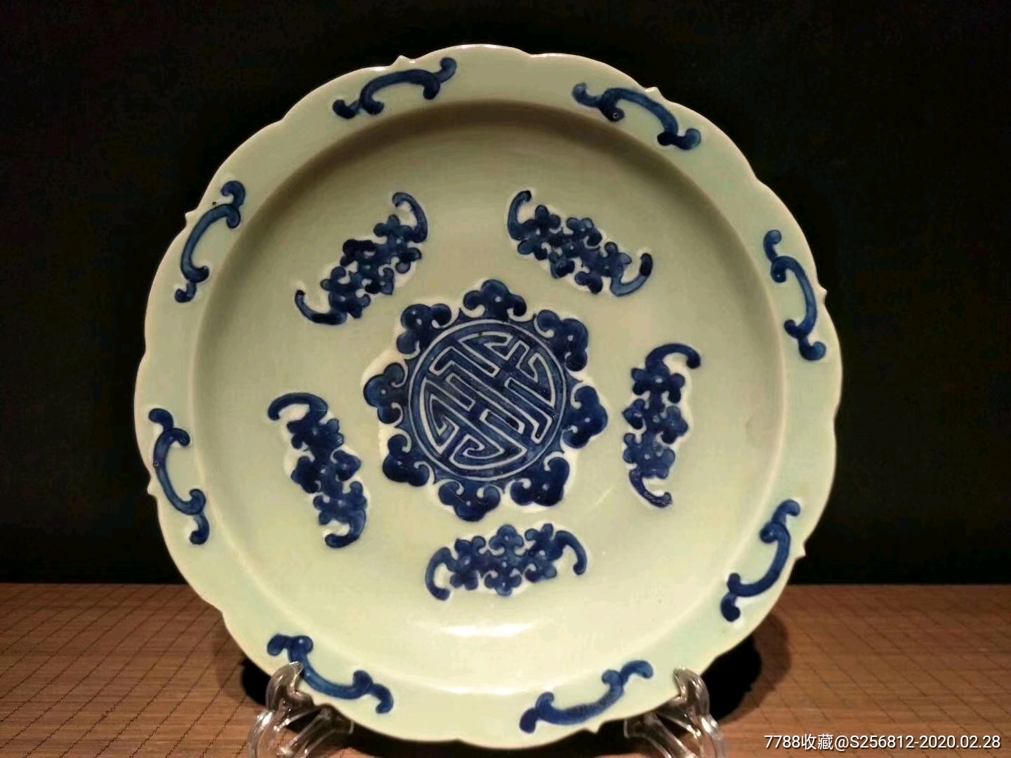 清代时期,五福捧寿花边豆青盘,画工一流,栩栩如生,保存完好,收藏摆设