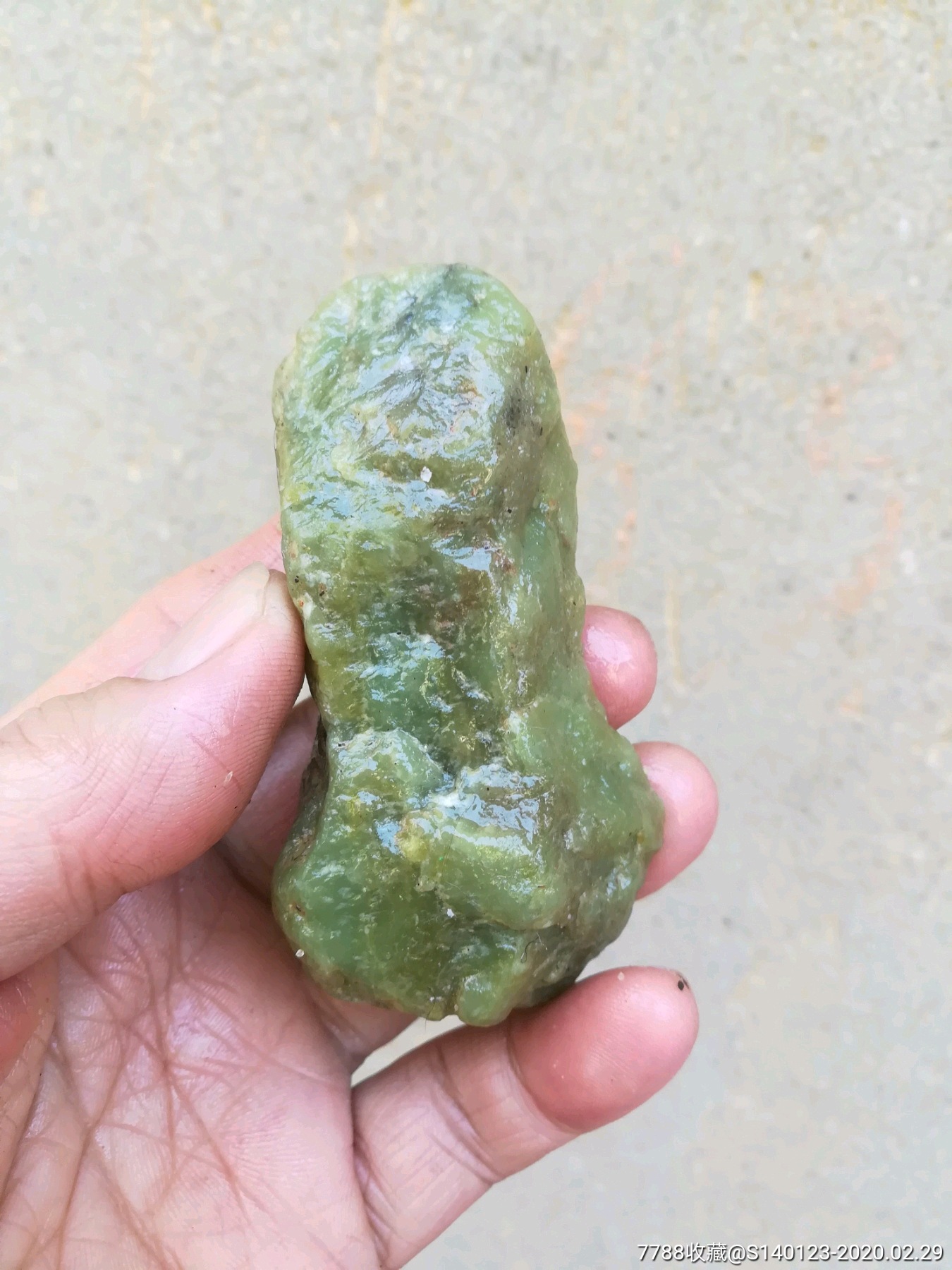 寿山月尾绿原石