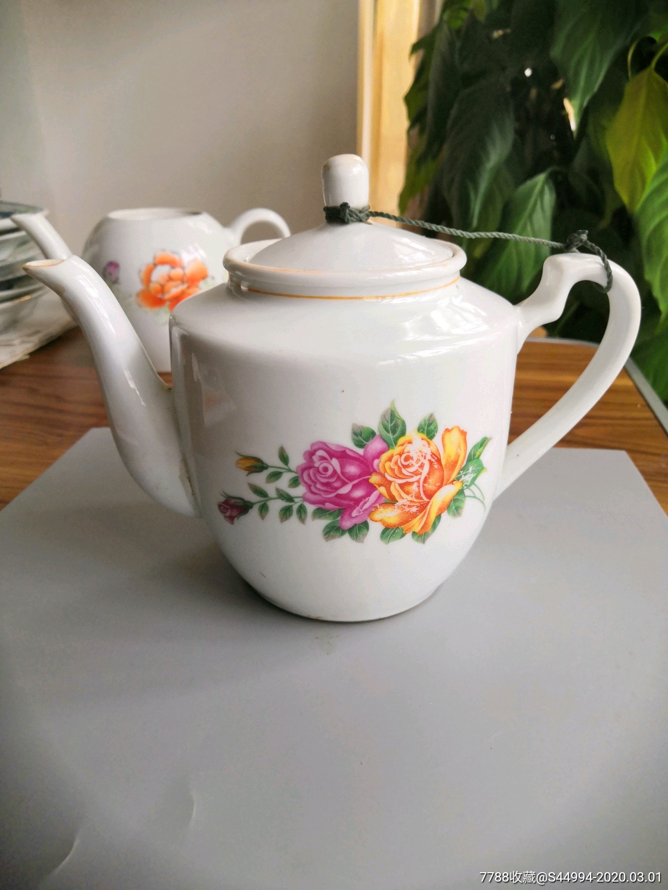 七八十年代花卉图茶壶