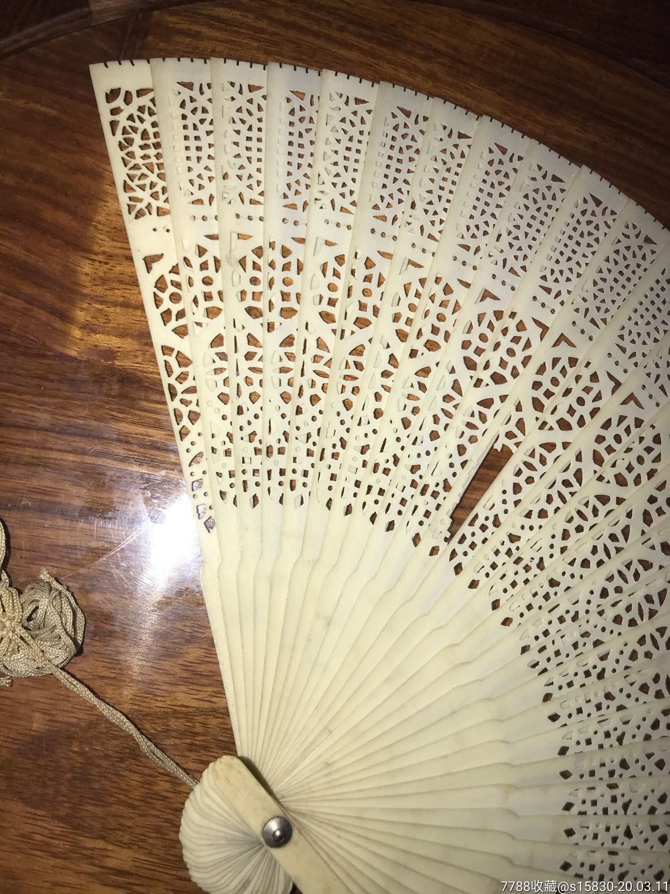 老雕花镂空骨扇一把