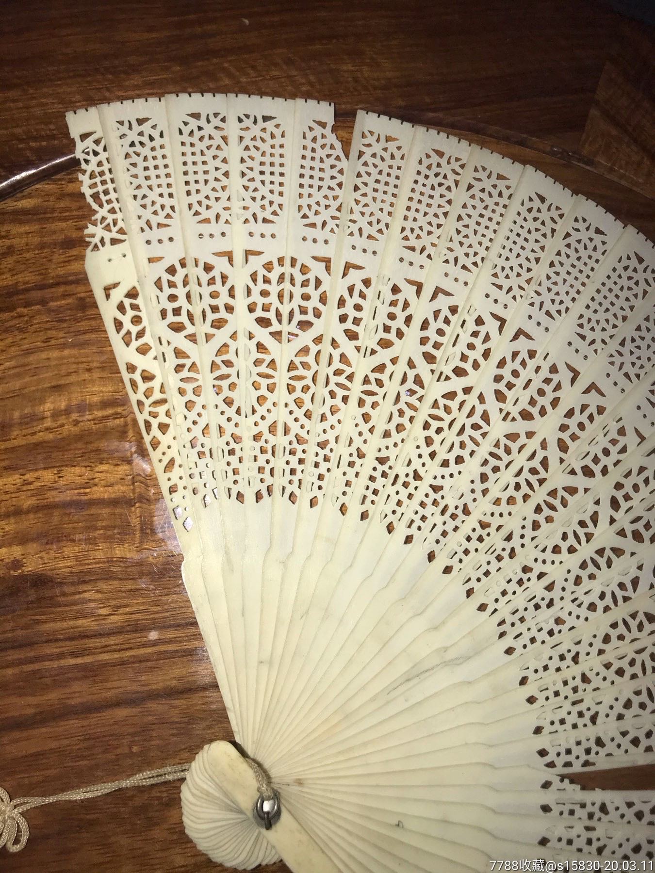 老雕花镂空骨扇一把