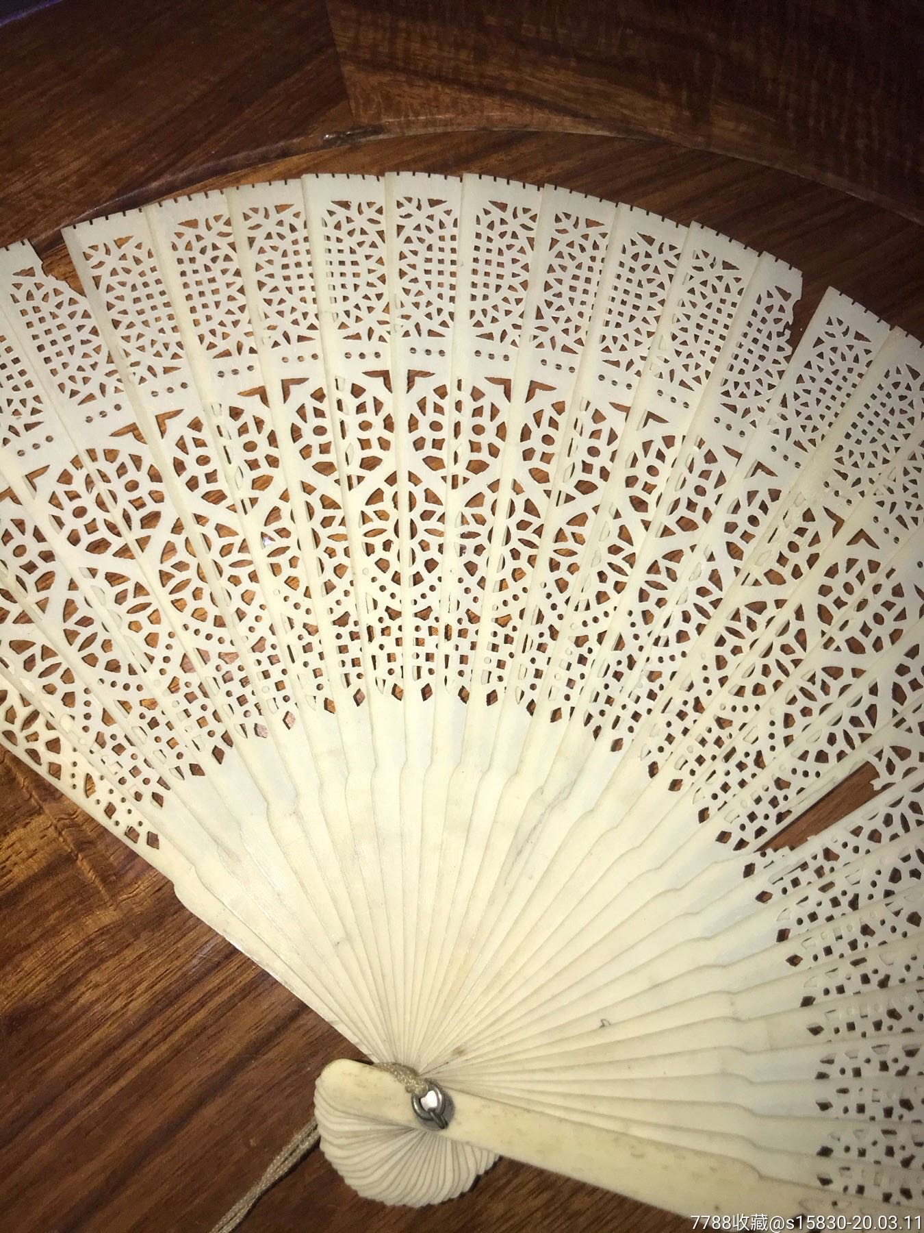 老雕花镂空骨扇一把