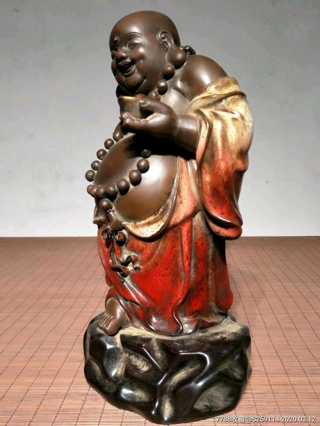 紫砂挂釉招财笑乐佛形态逼真色彩鲜艳纯手工雕刻成色如图.