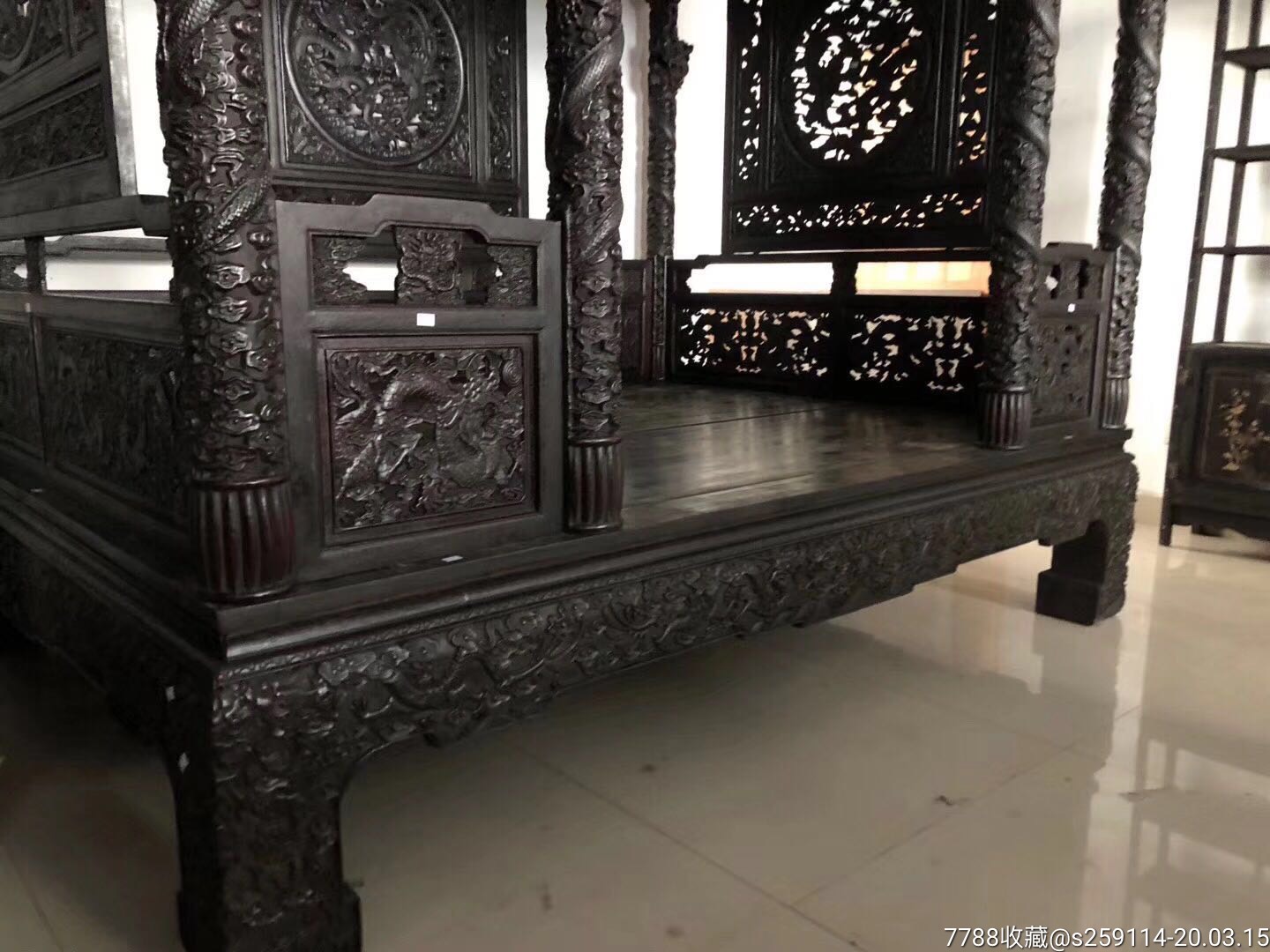 血檀木六柱龙床,满工雕刻,雕刻盘龙绞柱,双龙戏珠等祥龙图案,雕刻精细