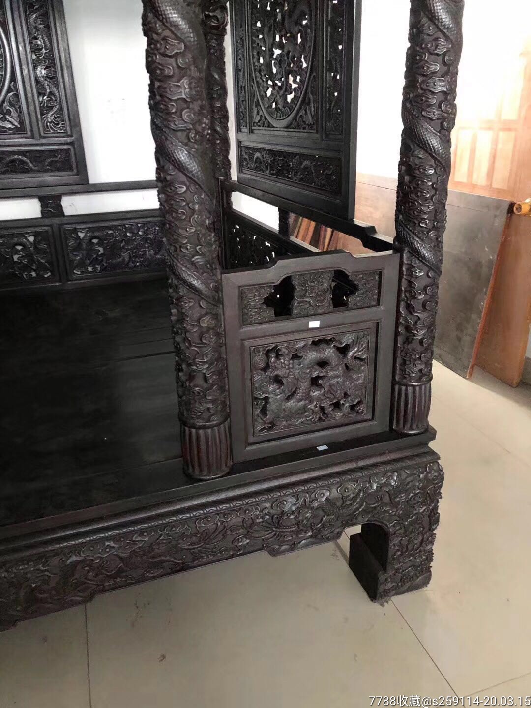 血檀木六柱龙床,满工雕刻,雕刻盘龙绞柱,双龙戏珠等祥龙图案,雕刻精细