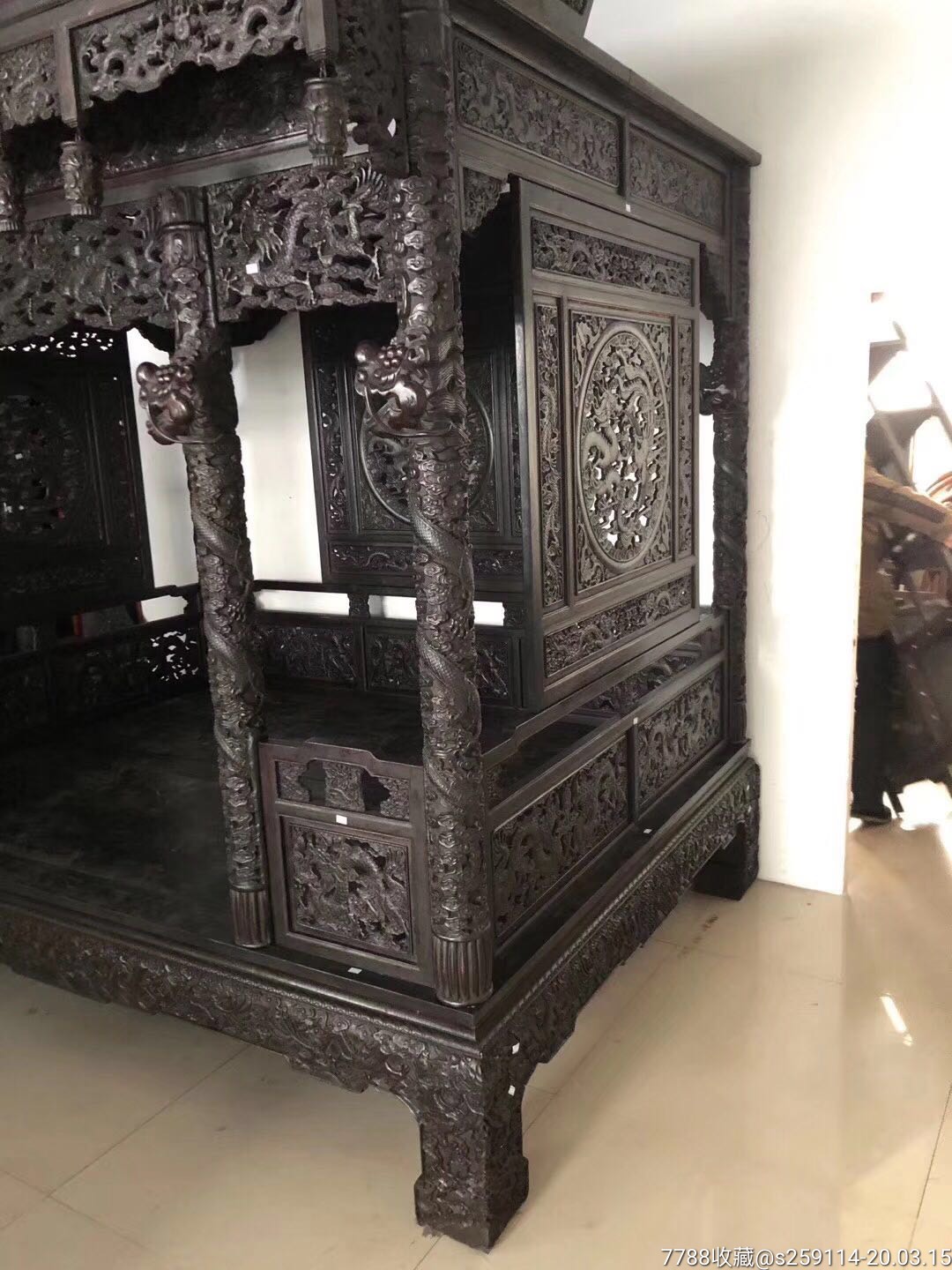 血檀木六柱龙床,满工雕刻,雕刻盘龙绞柱,双龙戏珠等祥龙图案,雕刻精细