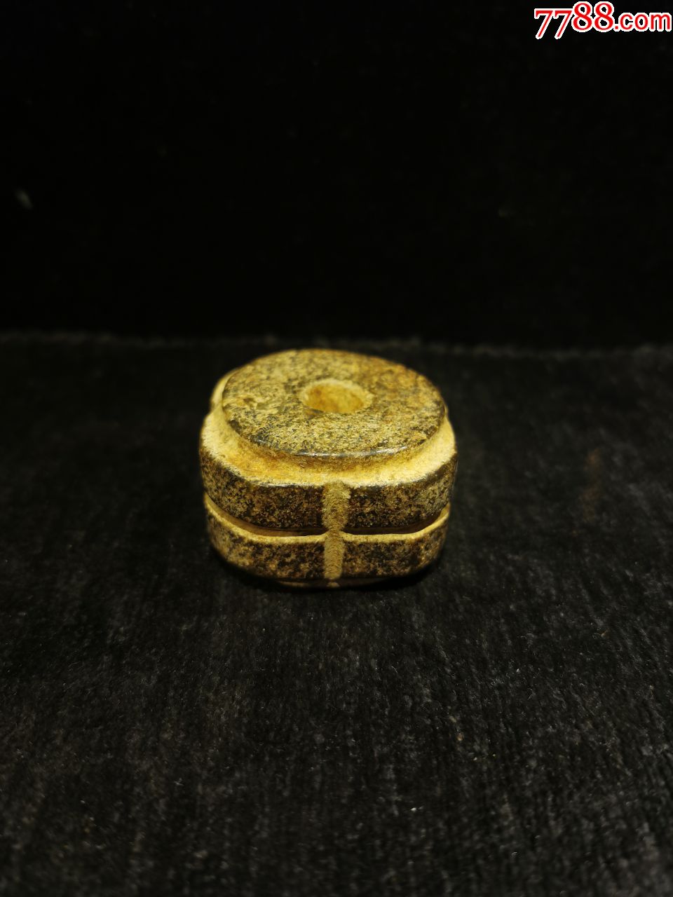 小玉琮玉器,雕刻玉琮造型,玉琮的造型是内圆(孔)外方,似是印证璧圆象天,琮方象地__【7788收藏__收藏热线】