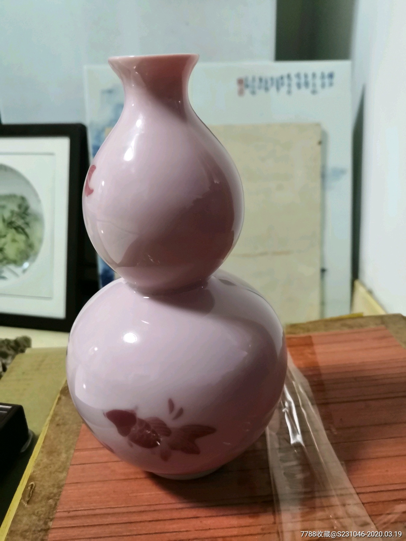 早期红旗瓷厂稀土桃红釉手绘金鱼纹葫芦瓶