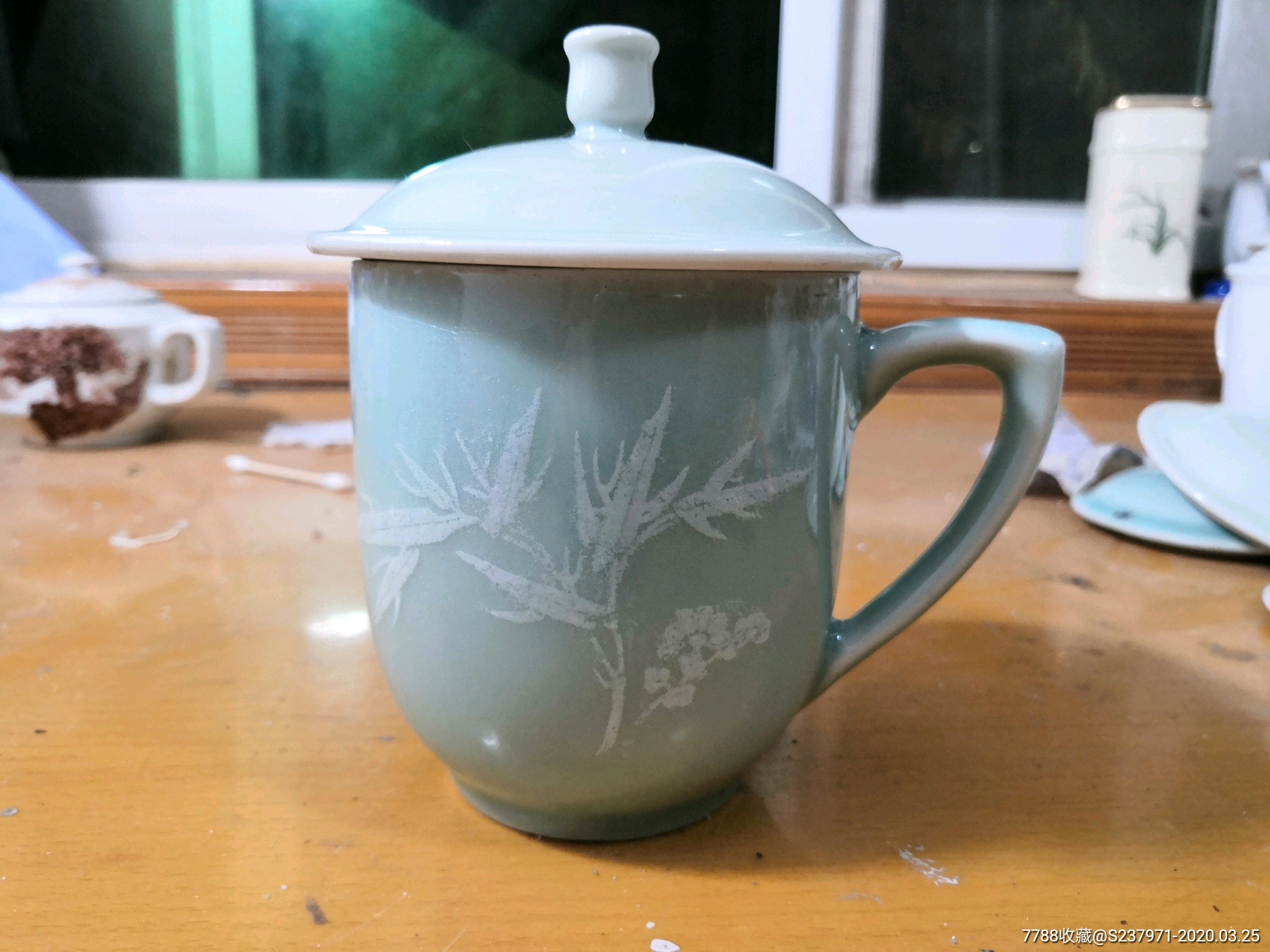 早期建国瓷厂豆青釉堆梅竹图茶杯