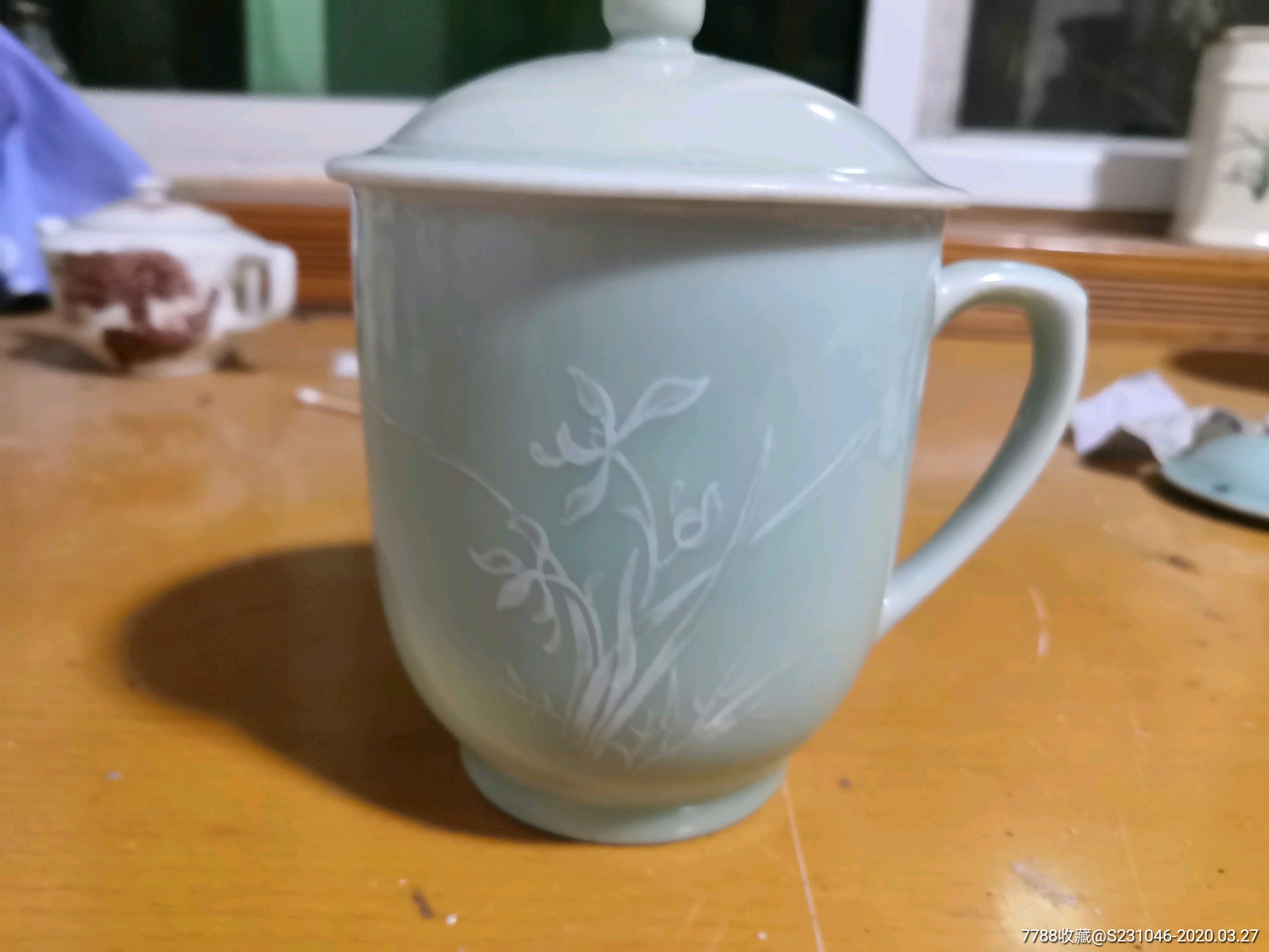 文革时期建国瓷厂豆青釉堆兰花茶杯