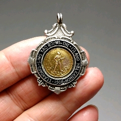 >> 1960年香港环岛马拉松亚军银牌～镶金的带名字