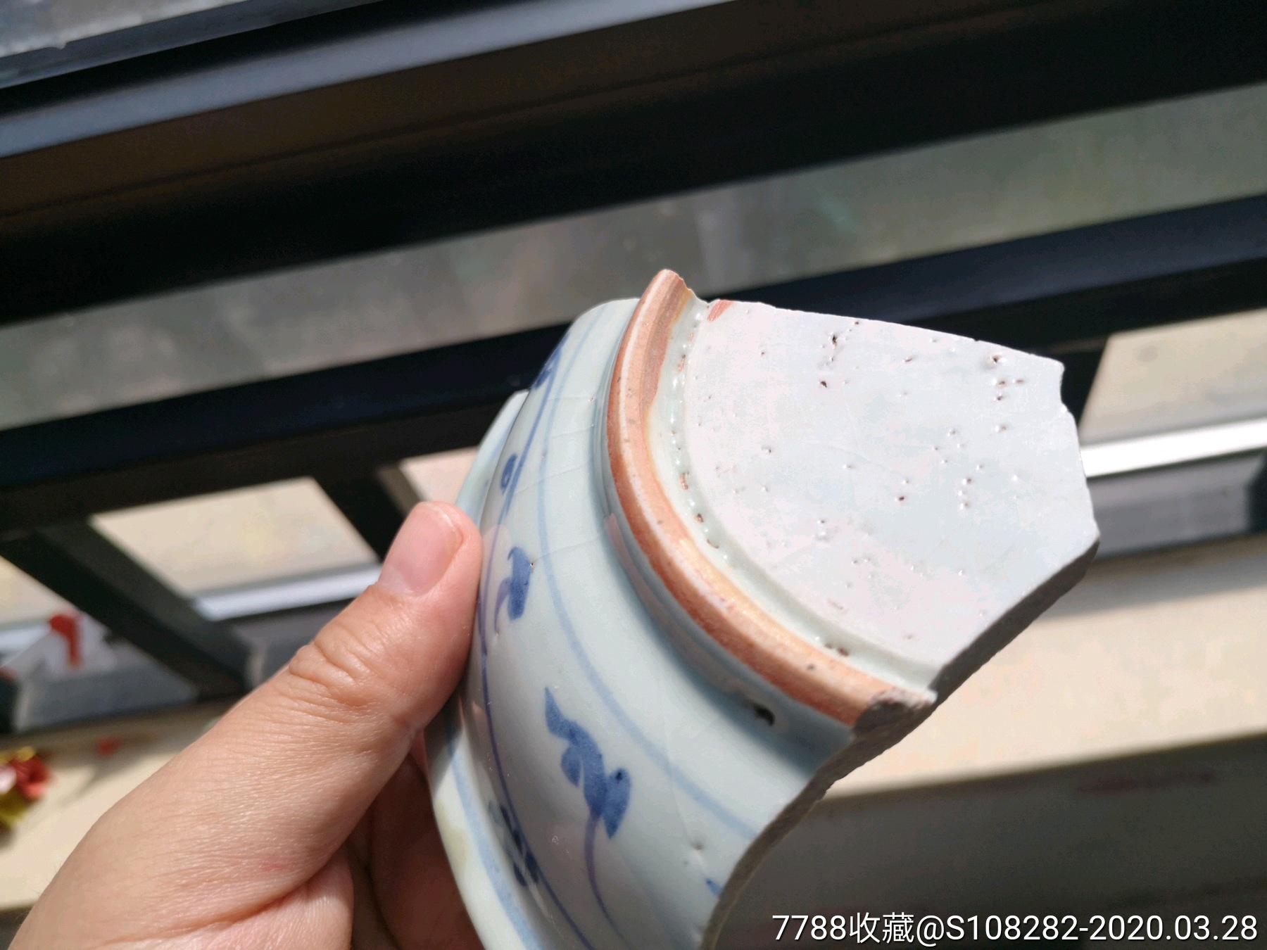 明代青花瓷盘底火石红标本