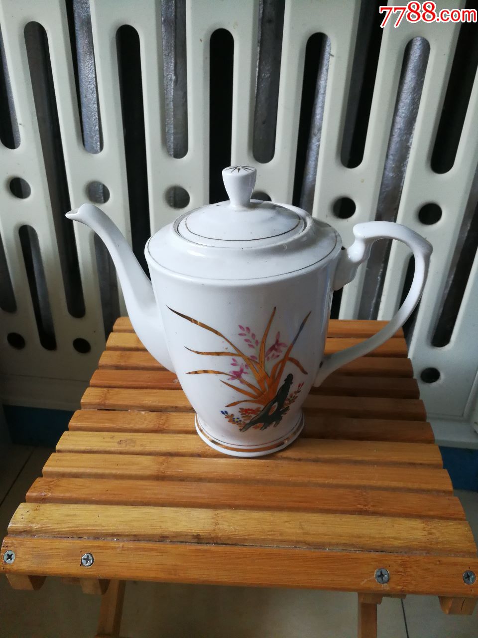 唐山六瓷手绘描金茶壶一个