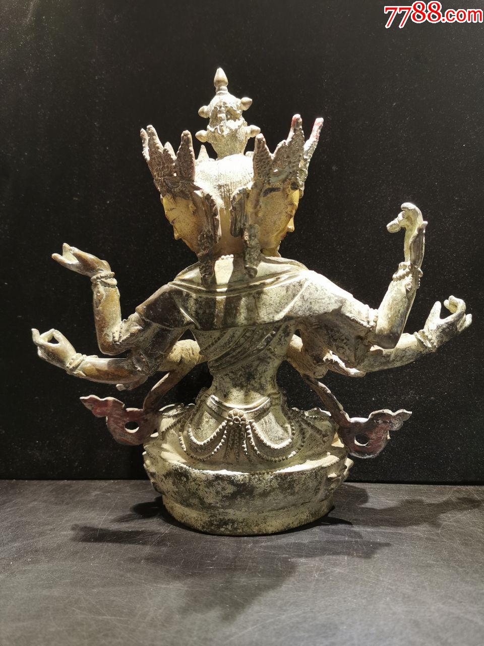 三面六臂菩萨佛造像,纯铜铸造,未封底,脸部绘彩,造型整体端庄大气,重