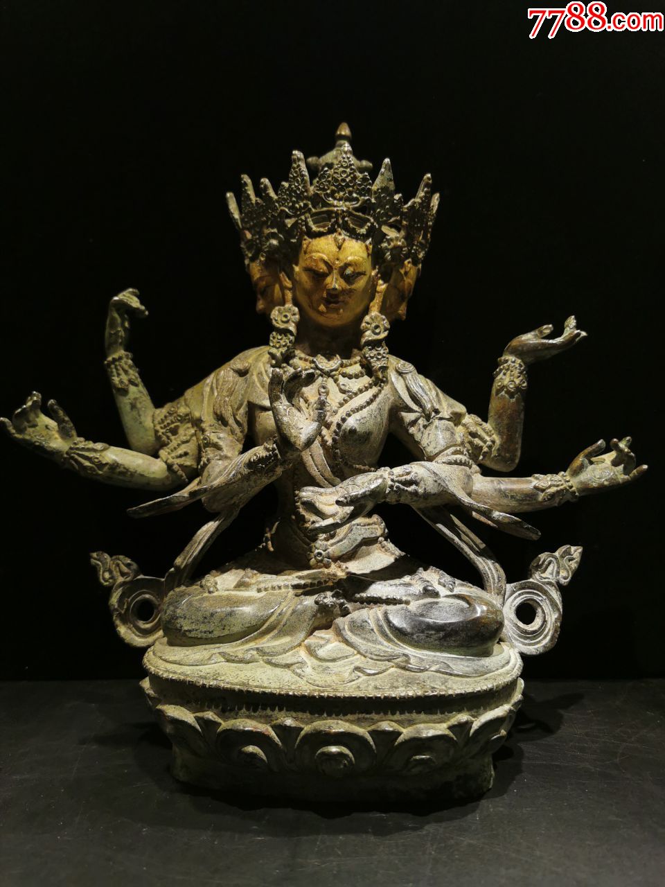 三面六臂菩萨佛造像,纯铜铸造,未封底,脸部绘彩,造型整体端庄大气,重