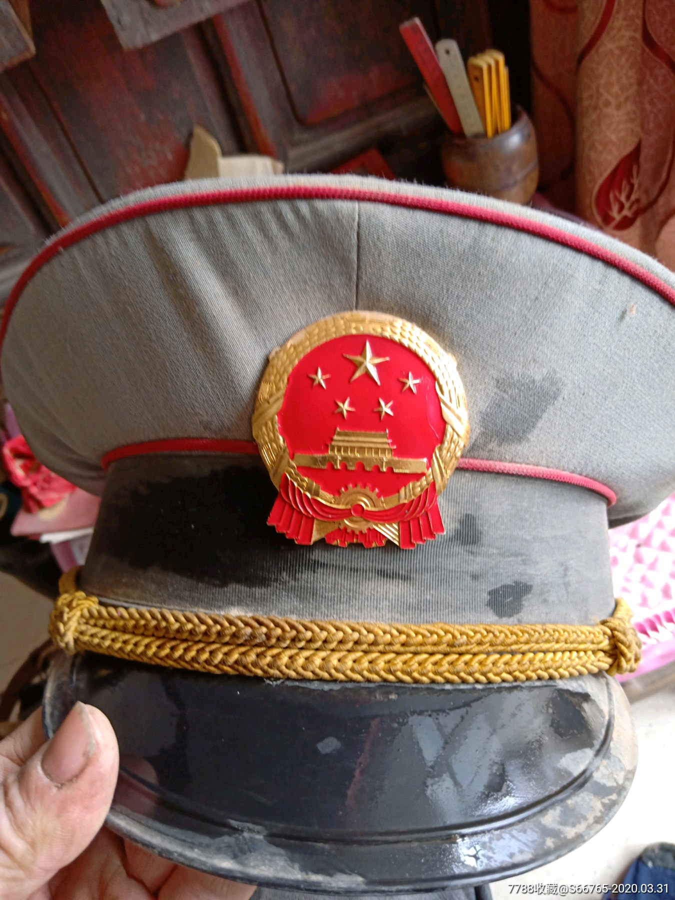 军人帽子上的国徽图片图片
