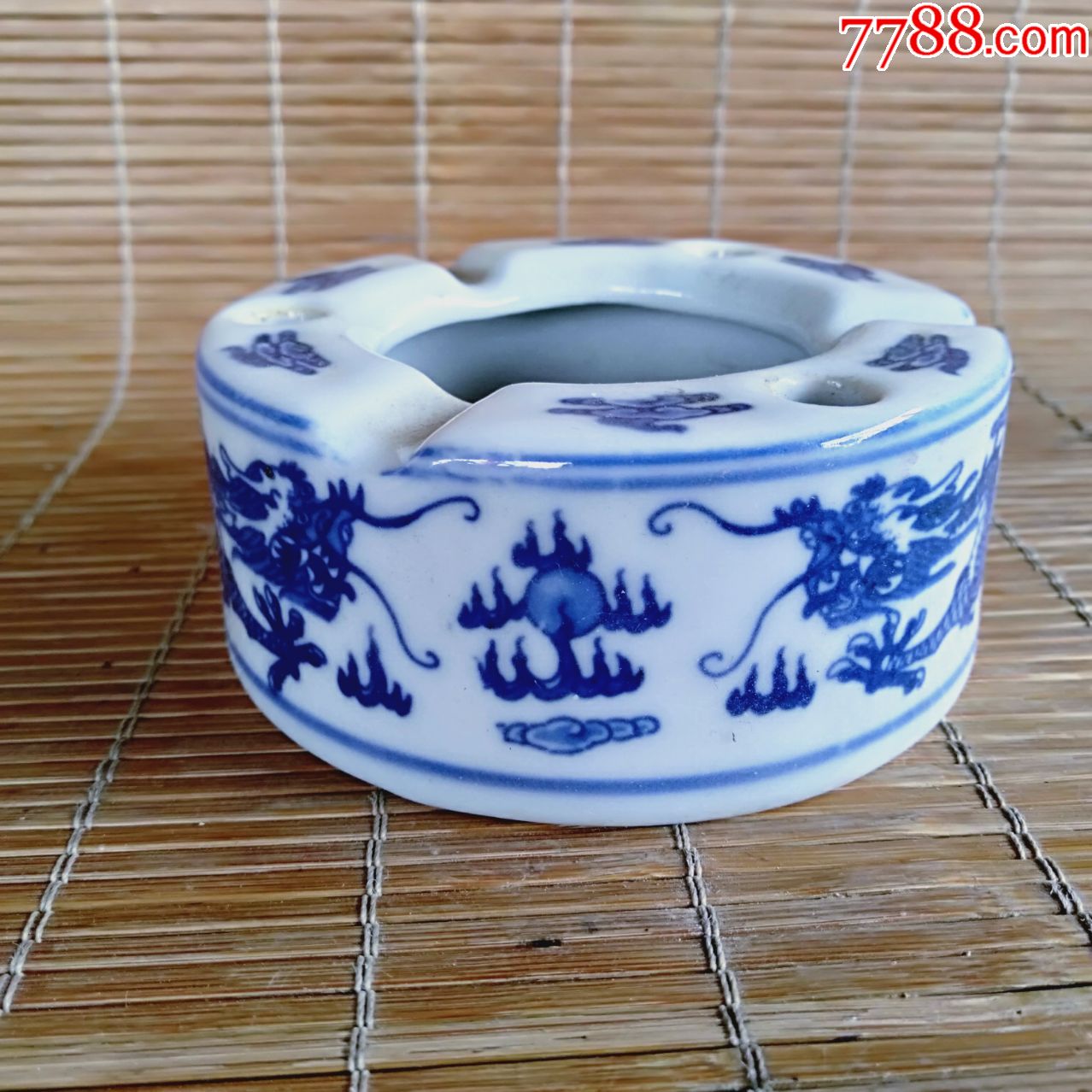 青花双龙戏珠烟灰缸