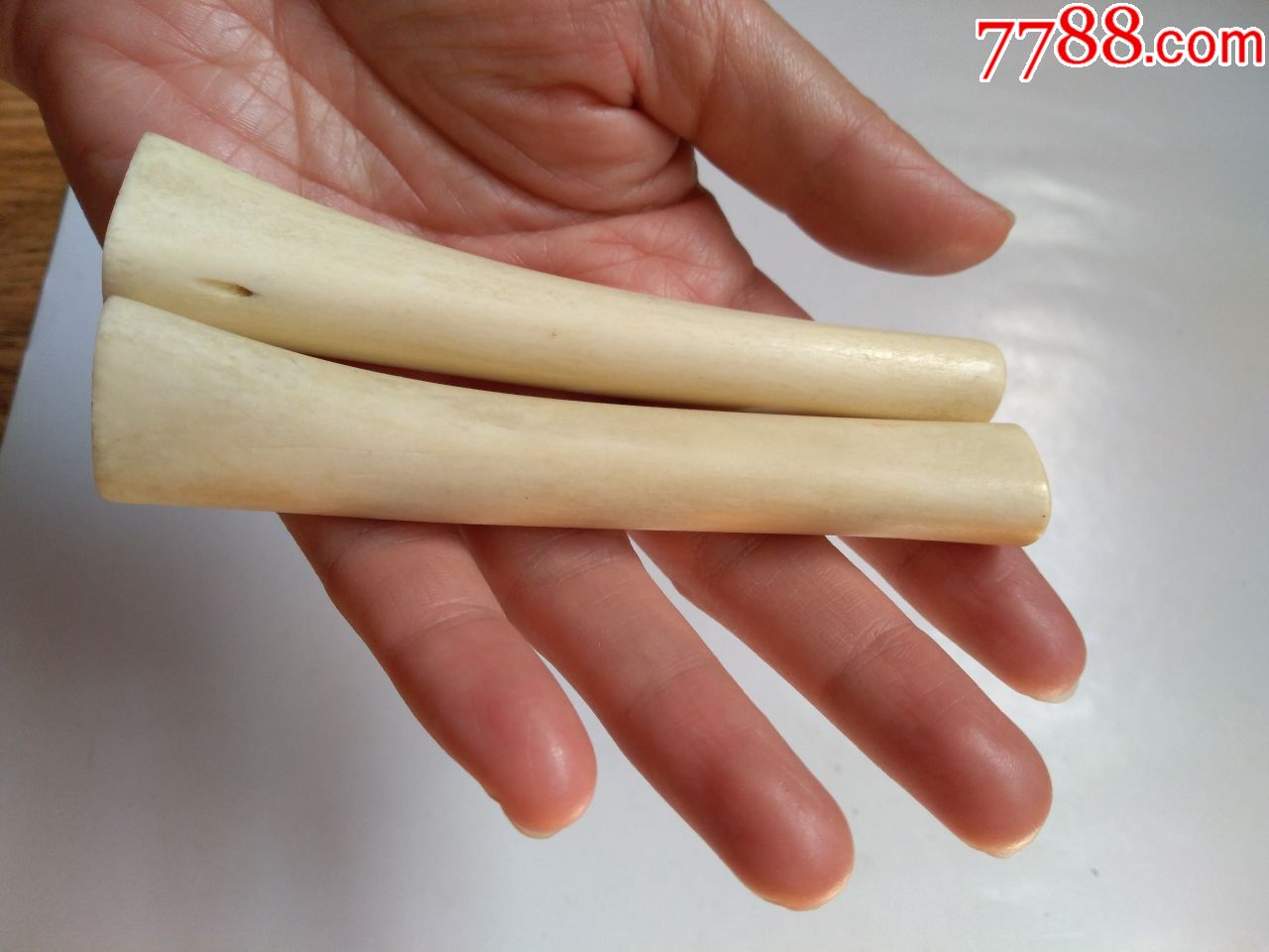 两根骨制品,完好,每根长10厘米,点图可放大