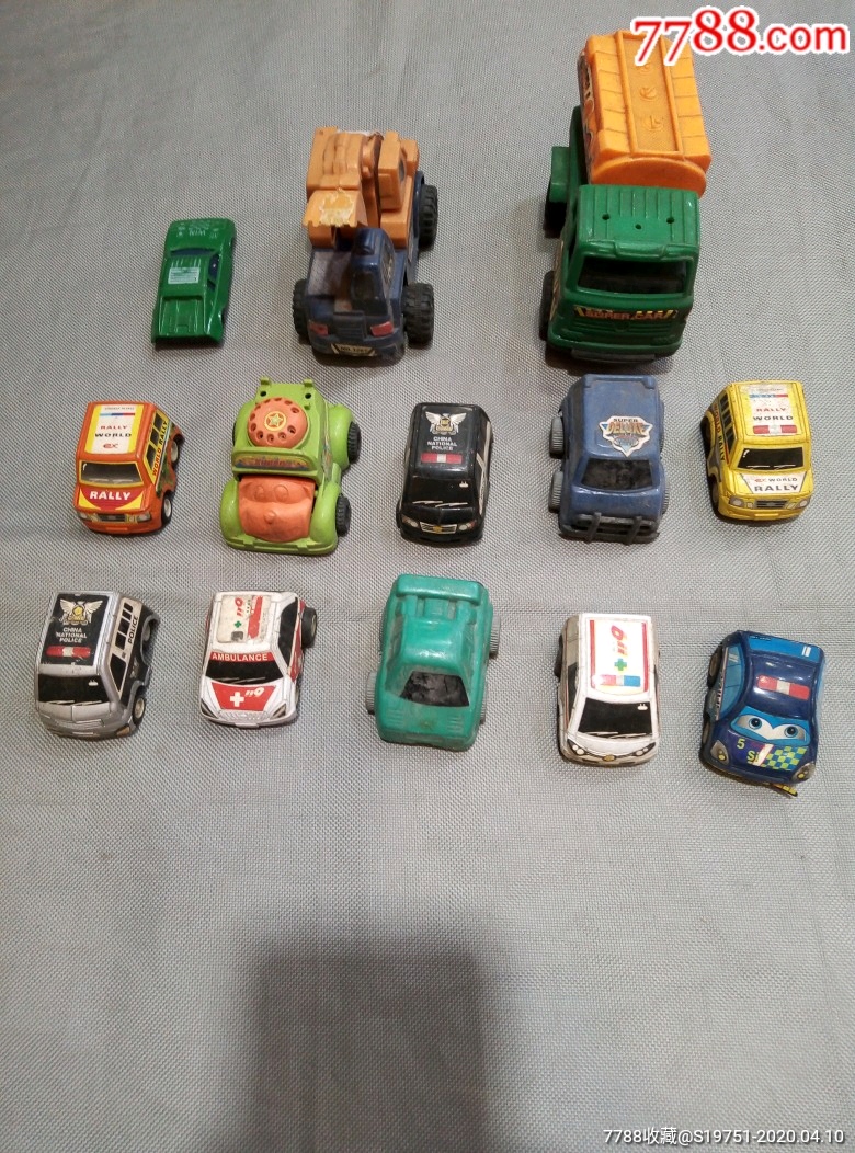童年怀旧玩具汽车玩具一堆
