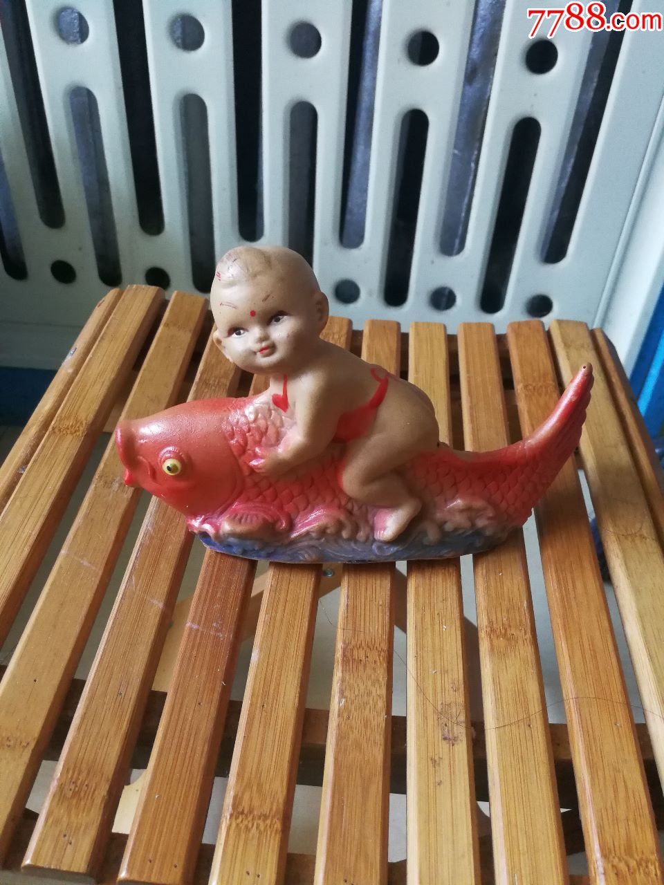 老式胶皮娃娃骑鱼