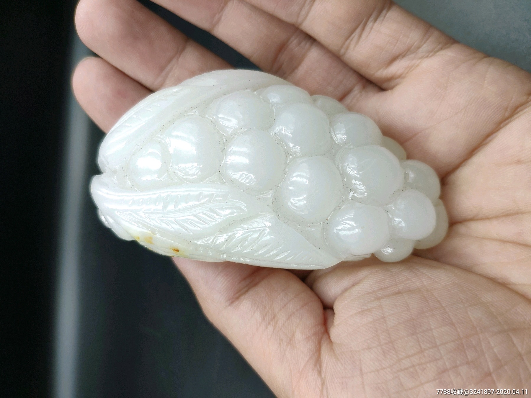 和田白玉葡萄手把件