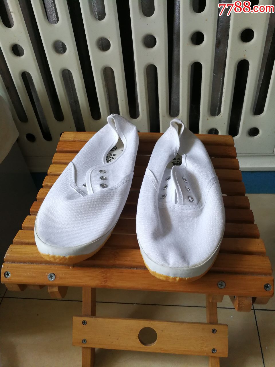 全新老式运动鞋一双
