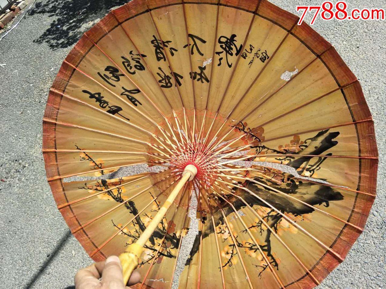 手绘的老纸油伞,伞面纸有破损,伞骨没有毛病,图中可见,品相如图