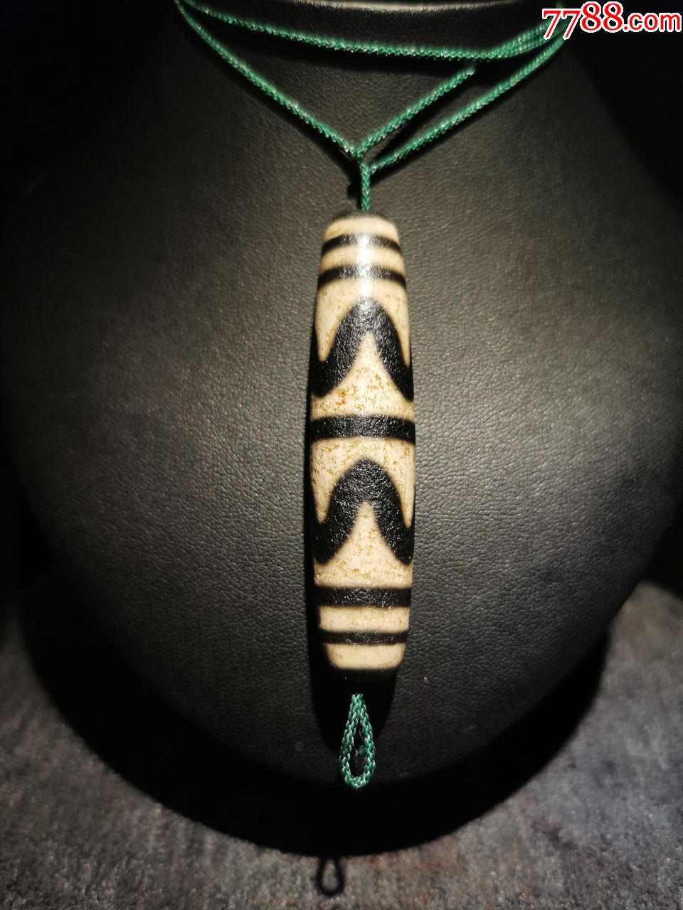 双虎牙老天珠,至纯高油天珠,包浆老道,有明显风化纹油性好,佩戴把玩