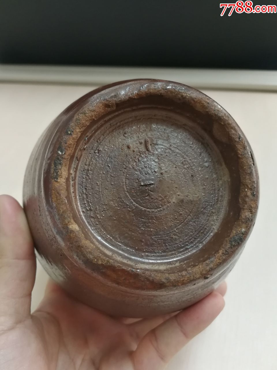 元代山西窑口酱黄釉窄口酒瓶