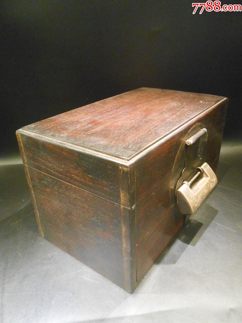 老紫檀红木木匣,素面,分为上下两层,底层为抽屉,铜皮护角,有包浆
