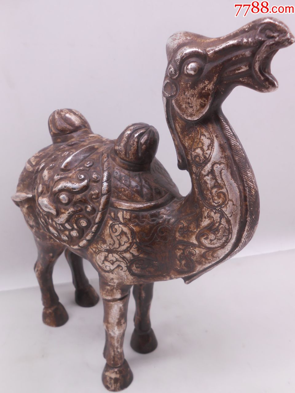 老铜鎏银骆驼,满身花纹錾刻,工艺精湛,包浆浑厚,无托,底价拍